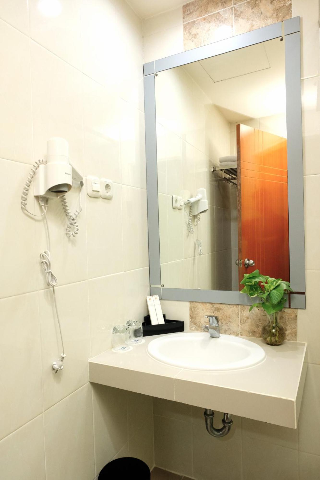 Halogen Hotel Airport Surabaya Sidoarjo Kültér fotó